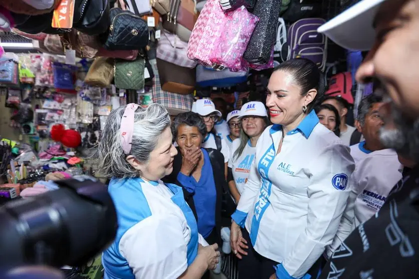 Ale Gutiérrez recorre el Mercado Aldama en su campaña por la alcaldía de León