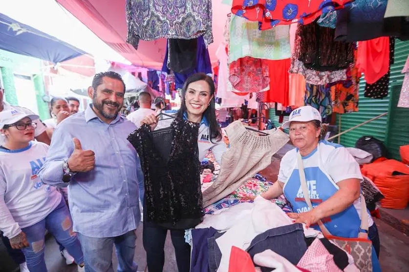Ale Guti&eacute;rrez recorre en campa&ntilde;a el tianguis Carro Verde