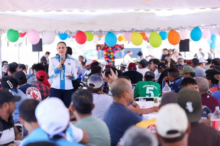Celebra Ale Gutiérrez con albañiles el día de la Santa Cruz