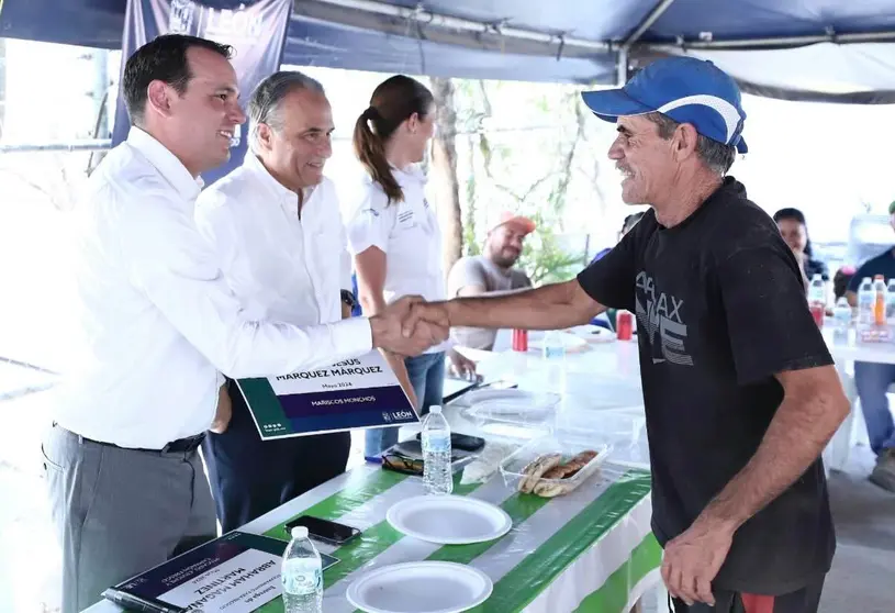 Jorge Jiménez Lona, alcalde de León, entrega opciones de autoempleo pescadores de El Palote