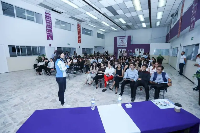 Ale Gutiérrez dialoga con universitarios