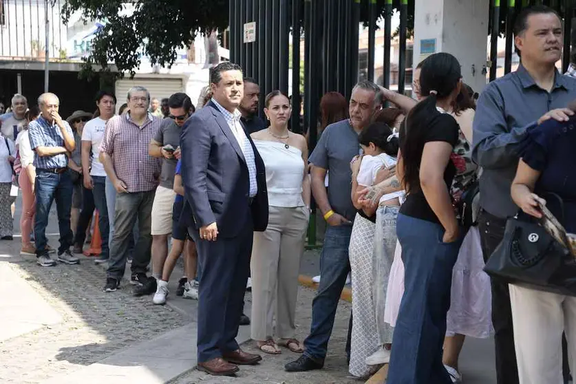 Diego Sinhue y Adriana Rodríguez esperan turno para entrar a la casilla de votación