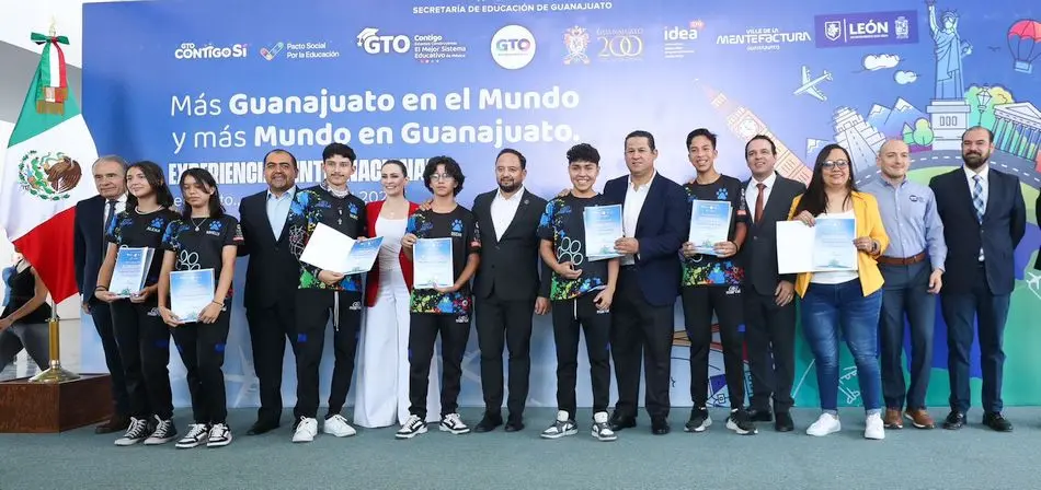 Abandera Guanajuato a estudiantes que competirán en otros países