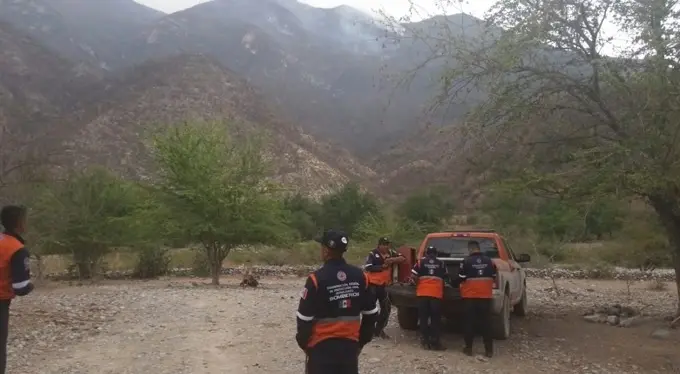 Combaten incendio forestal en Xichú