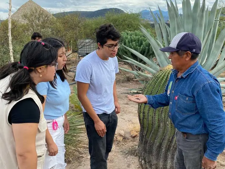 Estudiantes de antropolgía social UG visitan el jardín botánico de cactaceas gigantes en Arroyo Seco, Tierra Blanca