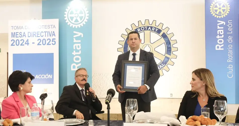 Rotarios de León entregan reconocimientos a Diego Sinhue Rodríguez Vallejo