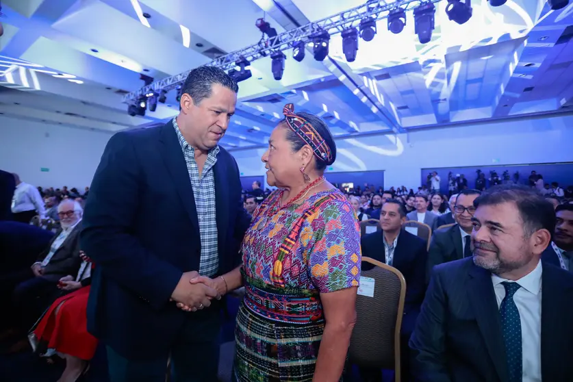 Diego Sinhue Rodríguez Vallejo con la activista Roberta Menchú