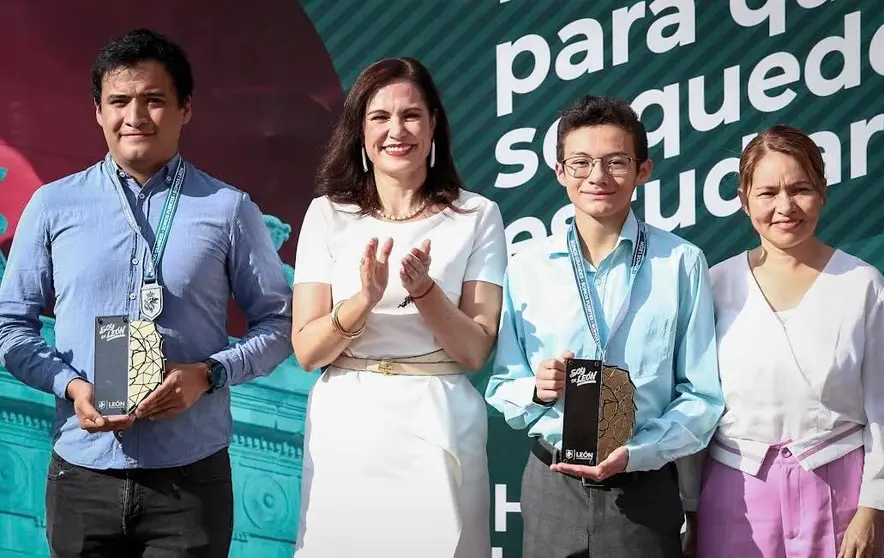 Ale Gutiérrez entrega reconocimiento 'Soy de León' a Miguel Ángel Gómez y su maestro Moisés Josué Espinosa