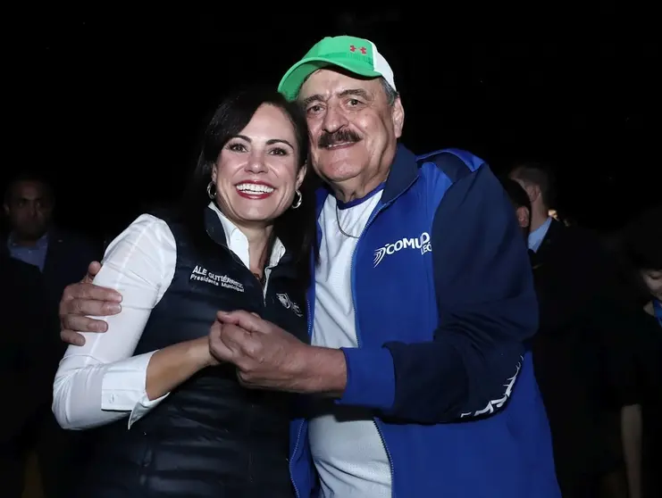Ale Gutiérrez con Arturo Guerrero en la inauguración de los International Children Games