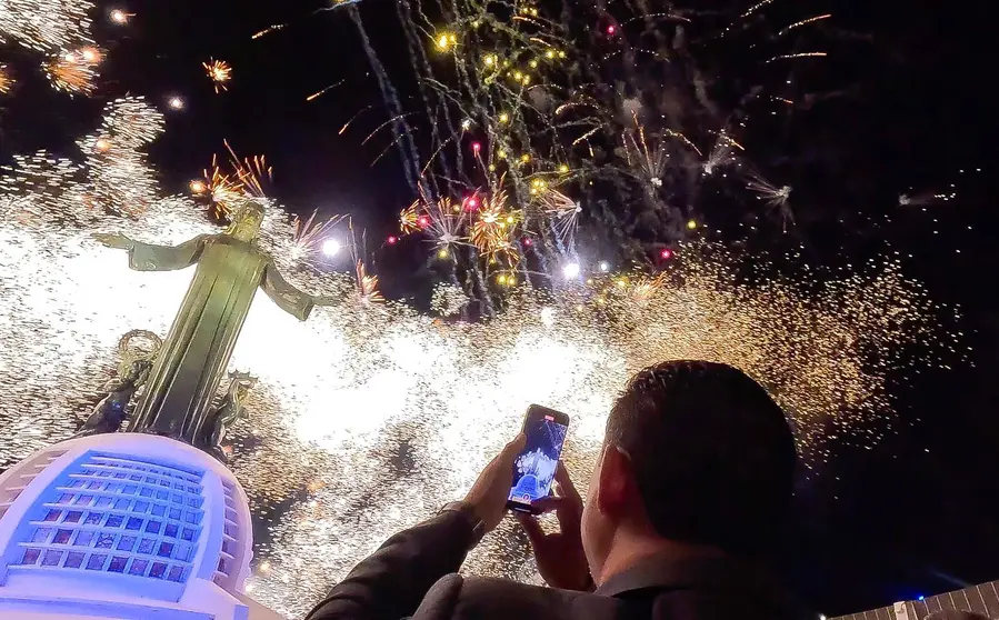 Iluminan el monumento a Cristo Rey (4)