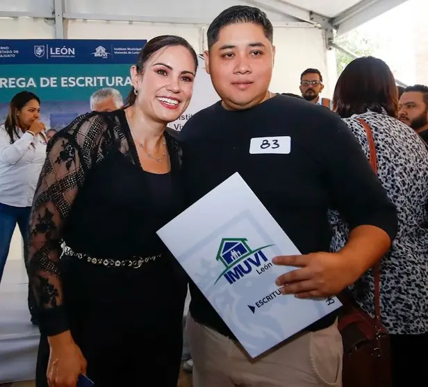 350 familias leonesas reciben escrituras de su vivienda