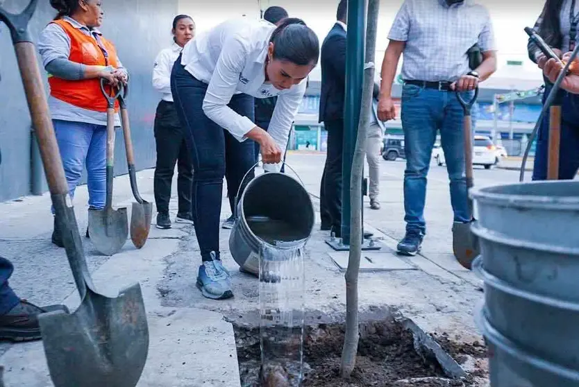 Ale Gutiérrez encabeza el sembrado de árboles en espacios aportados por empresa refresquera