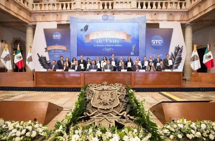 Guanajuato entrega 15 fiats para notarías