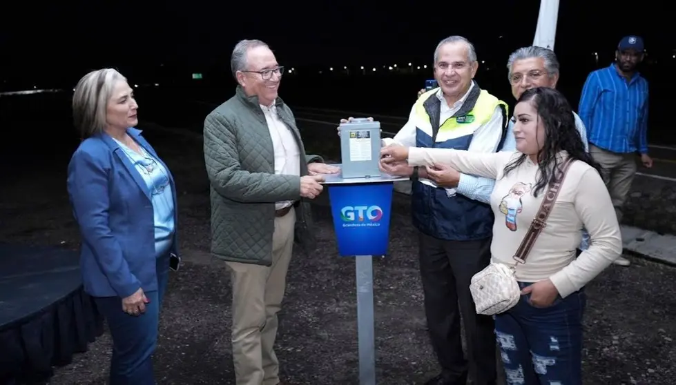 Instalan 244 postes con luces LED