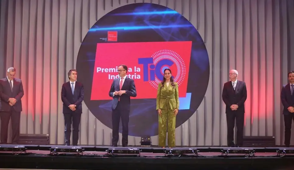Libia Dennise preside la Noche de Industriales en Teatro del Bicentenario