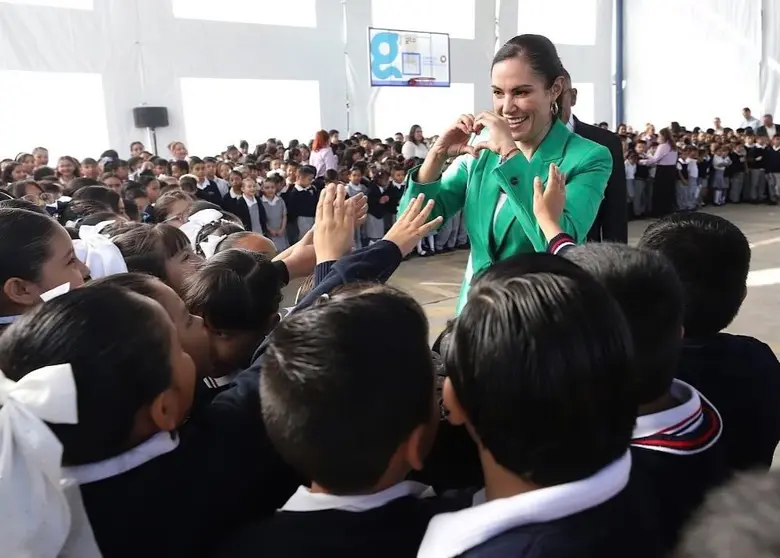 León anuncia 224 MDP para becas educativas