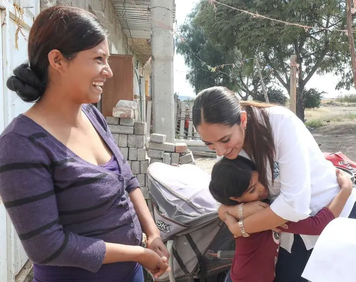 Libia Dennise encabeza recorridos comunitarios para la reinserción escolar