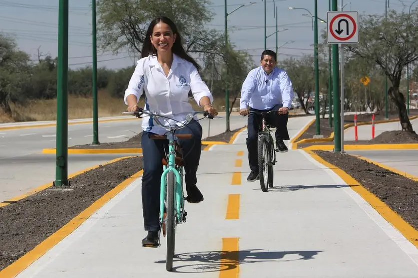 Libia Dennise encabeza el recorrido en la ciclovía del bulevar Timoteo Lozano en León