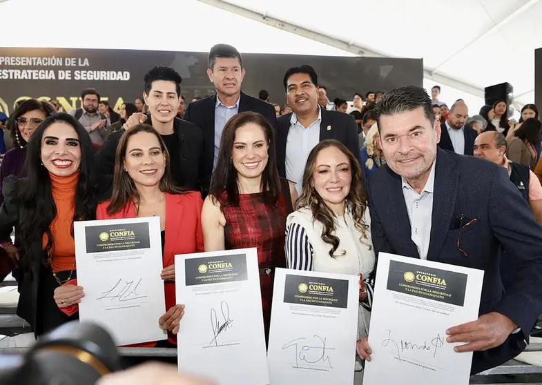 Ale Gutiérrez con otras autoridades municipales de Guanajuato