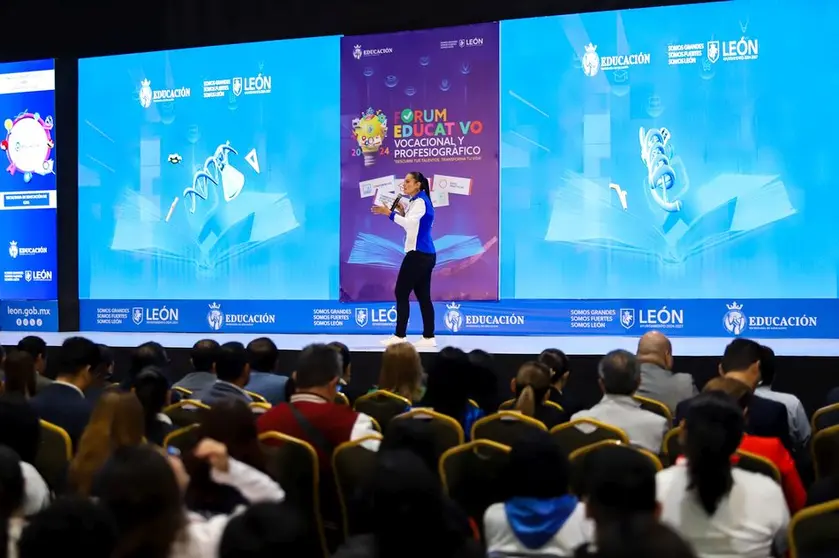 Ale Gutiérrez encabeza en León el arranque del forum educativo vocacional