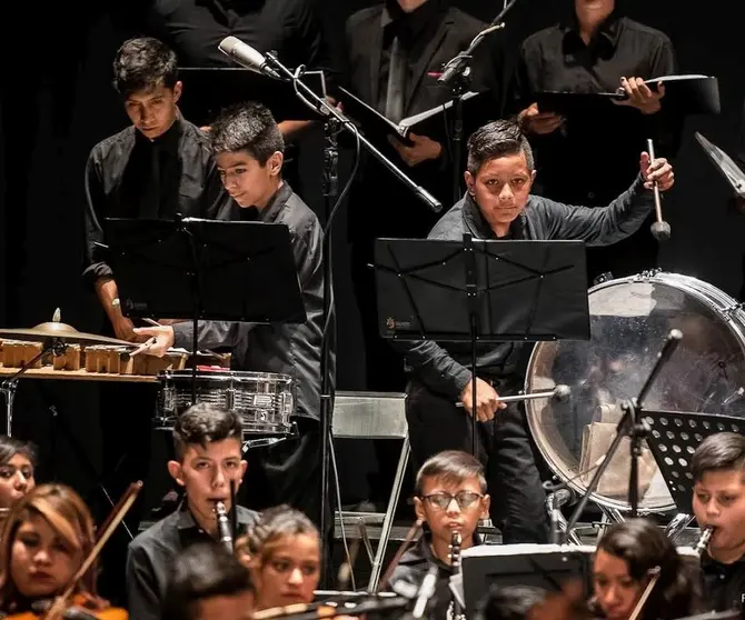 AUGE celebra 10 aniversario en Las Joyas con ensamble comunitario y subasta de arteX