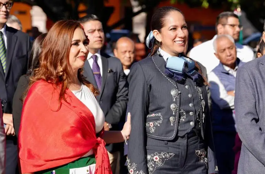 Libia Dennise y alcaldesa de Pénjamo encabezan desfile del 20 de noviembre