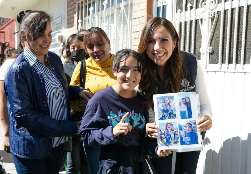 Libia Dennise entrega escrituras y equipos productivos en Salamanca
