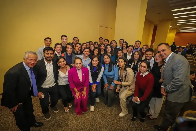 Ale Gutiérrez entrega reconocimientos a integrantes de contraloría ciudadana de León