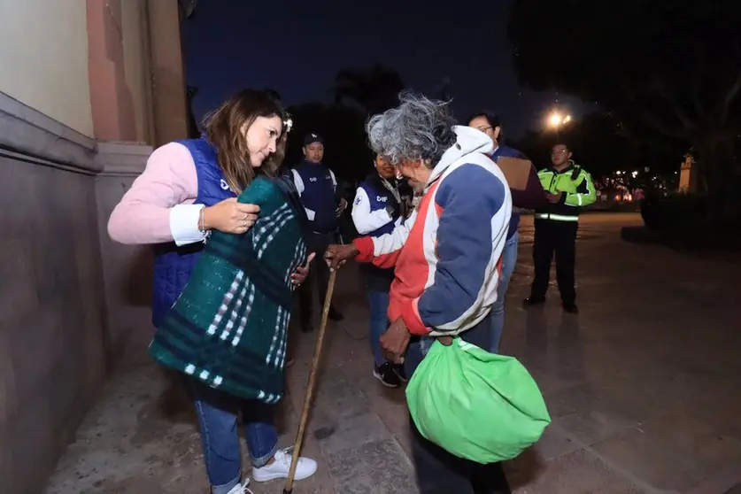 Brigadas del DIF León realizan jornadas de invierno con indigentes