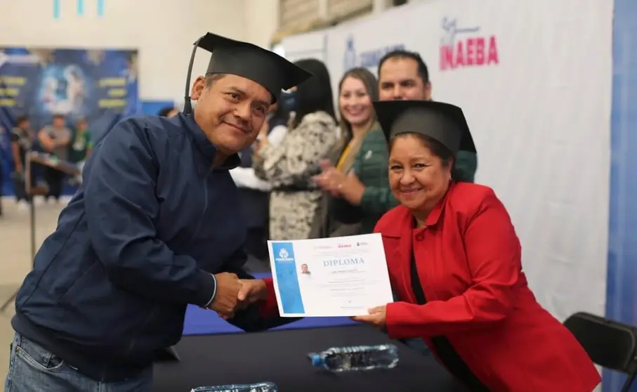 El esfuerzo de Leticia motivó a su esposo para terminar juntos la secundaria con INAEBA