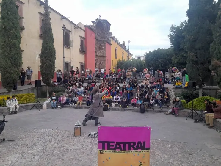 Llevan teatro internacional a las calles de San Miguel de Allende