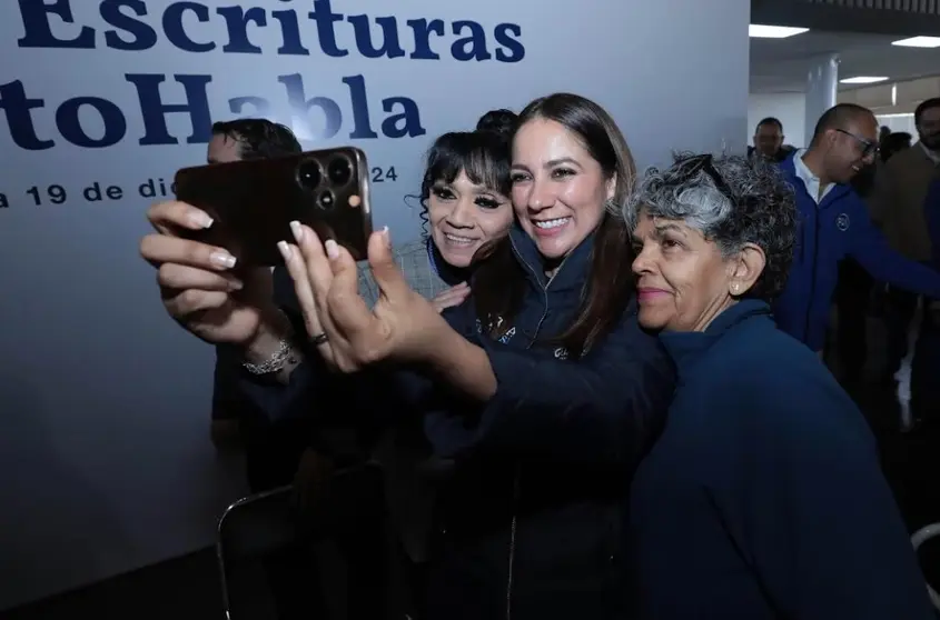 Libia Dennise entrega escrituras y apoyos en Irapuato