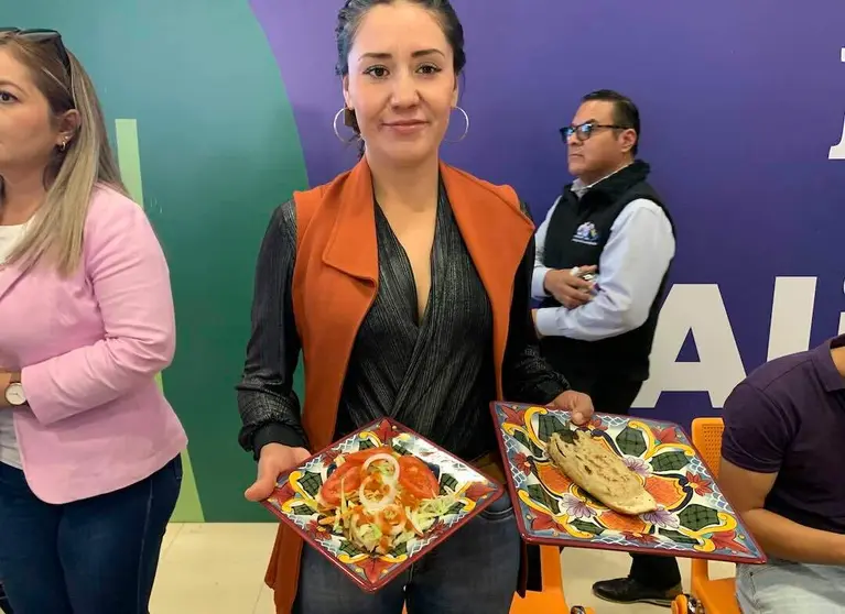 Sra. Rita Galván con la receta “Chiles Escondidos”