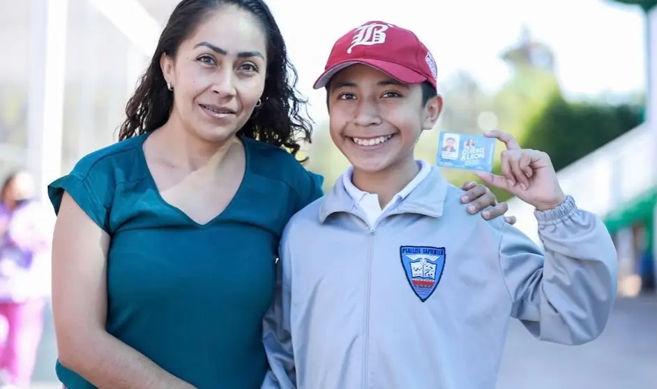 Estudiantes de primaria y secundaria en León reciben la Beca Transporte 2025