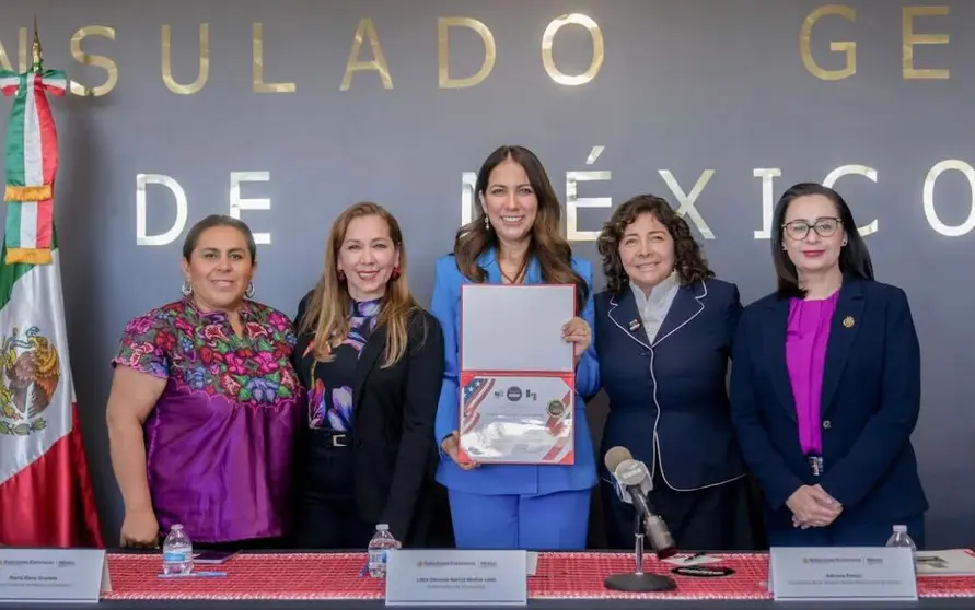 Libia Dennise se reúne con la comunidad migrante en Houston