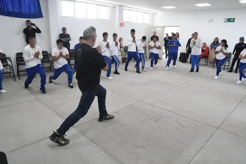 Julio Bracho imparte taller de actuación para adolescentes en Centro de Internamiento