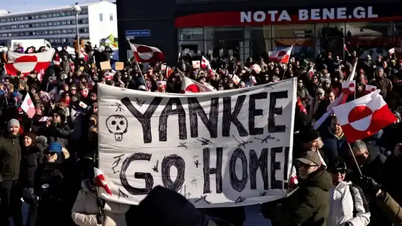 Manifestación en Groenlandia con rótulos 'Yankee go home'