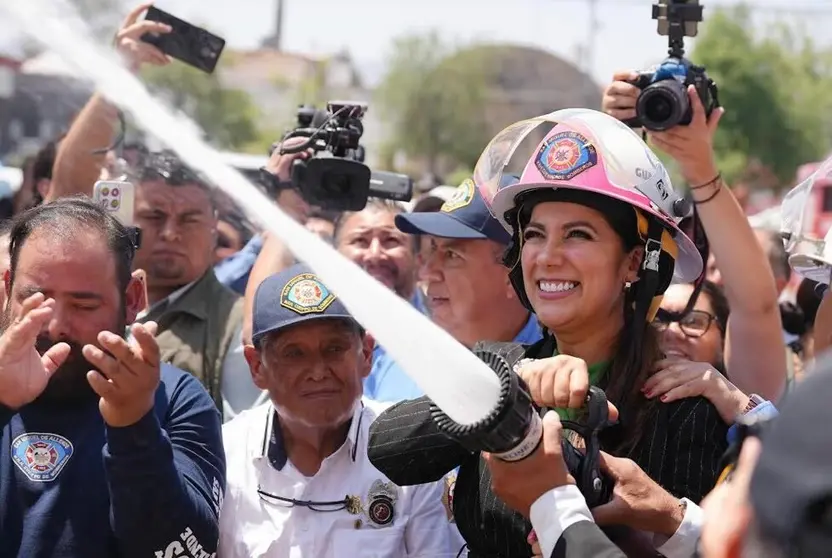 Libia Dennise Garc&iacute;a entrega unidad contra incendios a bomberos de San Miguel de Allende