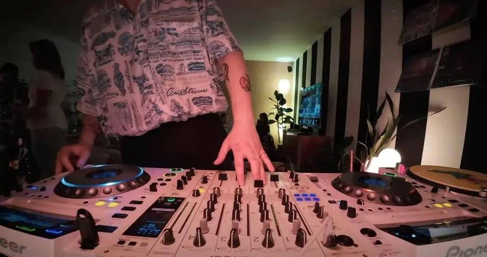 This Jazz-House Mix Feels Like a Warm Night In with Friends | Mix by bläulich