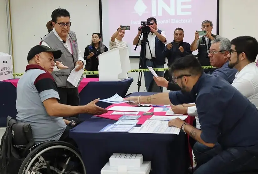 INE Guanajuato capacita para emitir el voto este 1 de junio