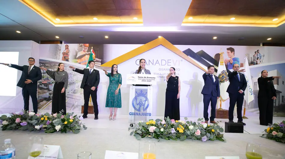 Libia Dennise toma protesta a la directiva de Canadevi Guanajuato 2025-2027