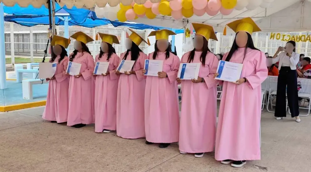 Mujeres privadas de la libertad concluyen el bachillerato SABES en Valle de Santiago