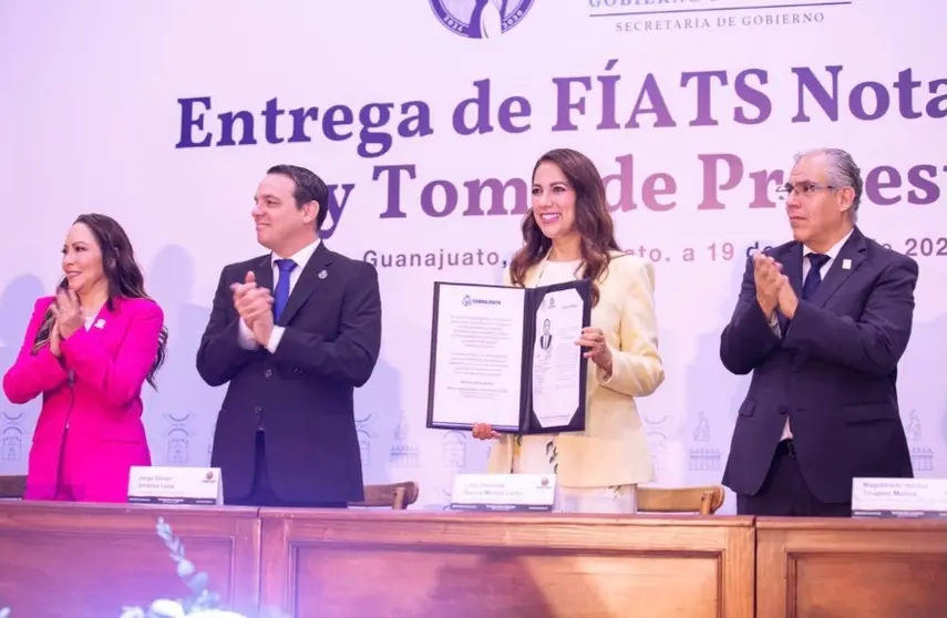 Entrega Gobernadora Libia García FÍATS a Notarios