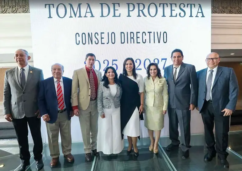 Alejandra Gutiérrez toma protesta a Consejo del Colegio de Profesionistas