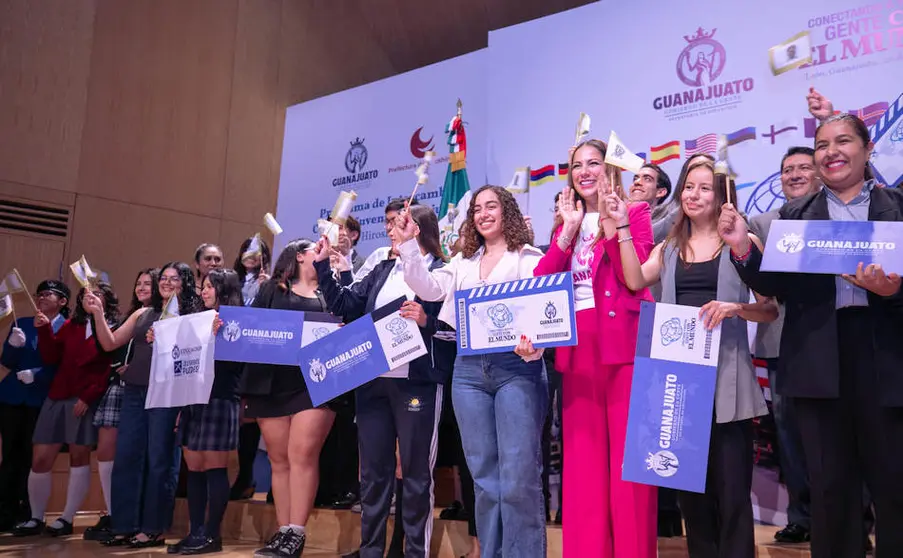 Libia Dennise abandera a j&oacute;venes guanajuatenses que viajan a varios pa&iacute;ses