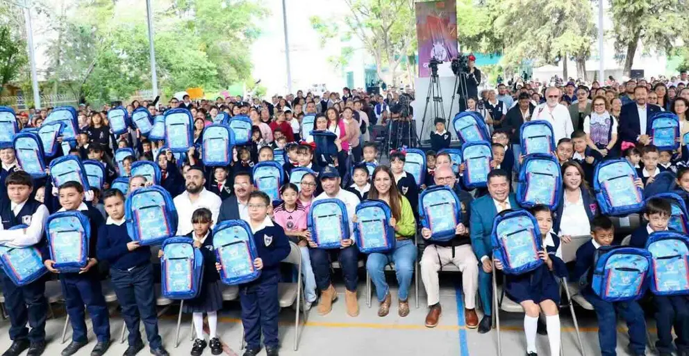Entrega &uacute;tiles escolares Romita