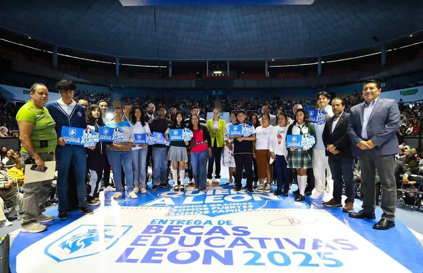 Le&oacute;n entrega 2 mil becas educativas mediante sistema electr&oacute;nico