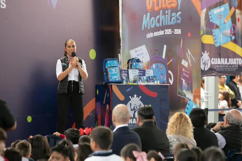 Libia Dennise encabeza entrega de mochilas y &uacute;tiles para estudiantes de escuelas p&uacute;blicas