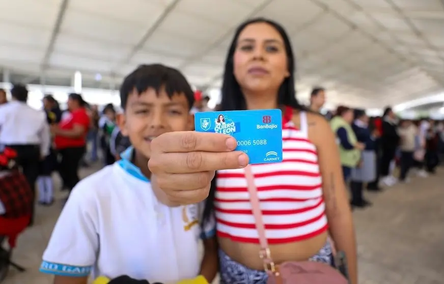 4 mil estudiantes de primaria y secundaria reciben beca Educativa Le&oacute;n 2025