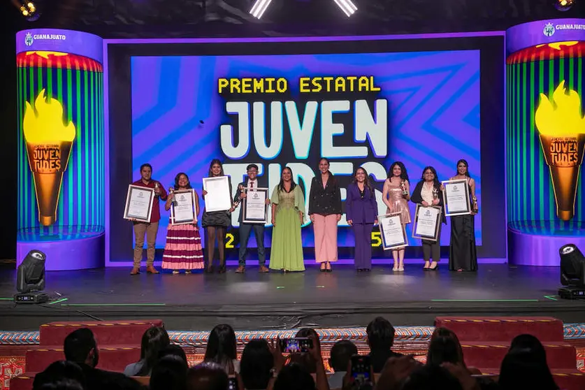 Libia Dennise encabeza entrega del Premio Estatal Juventudes 2025